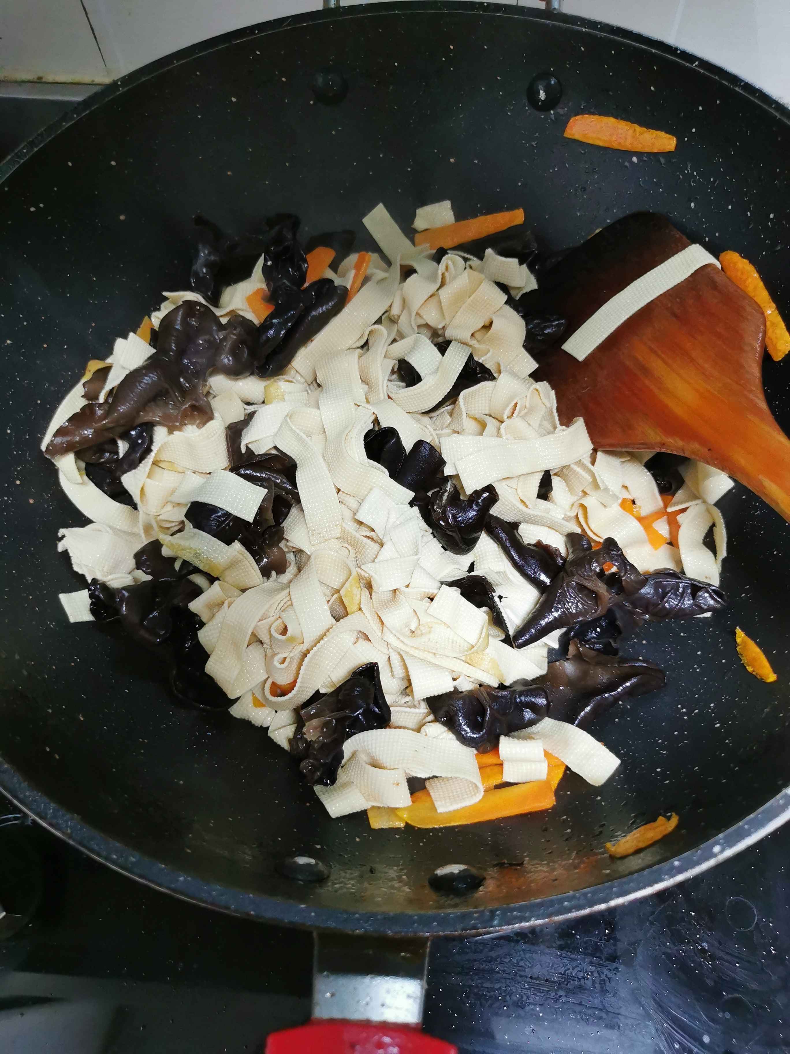 Fried Tofu Skin with Fungus recipe