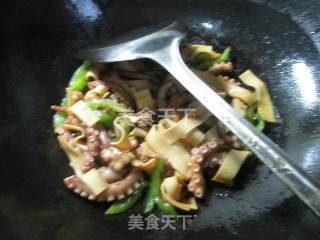 Stir-fried Octopus with Chili Pepper recipe