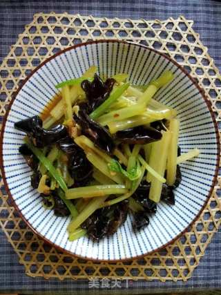 Stir-fried Black Fungus with Parsley recipe