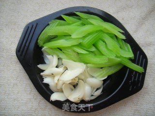 Stir-fried Lily with Celery and Cashew Nuts recipe