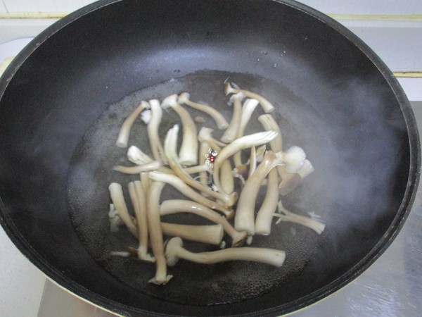 Antler Mushroom Ribs Lettuce Soup recipe