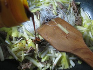 Stir-fried Vermicelli with Beef Slices with Leek Sprouts recipe