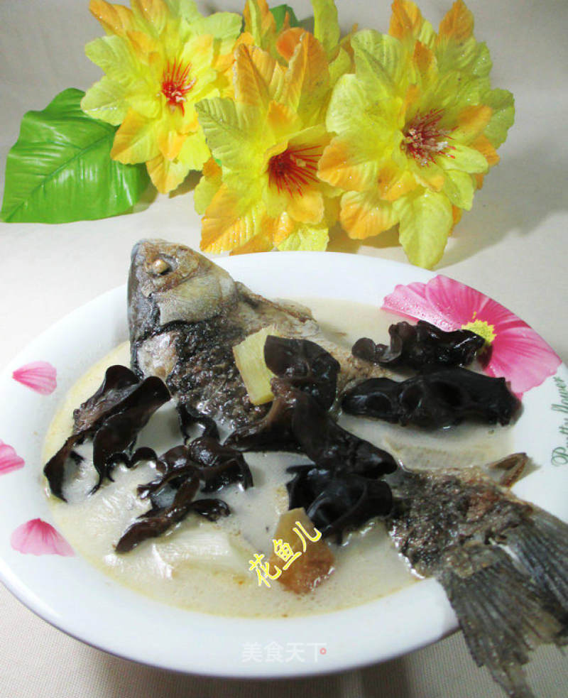 Black Fungus River Crucian Fish Soup