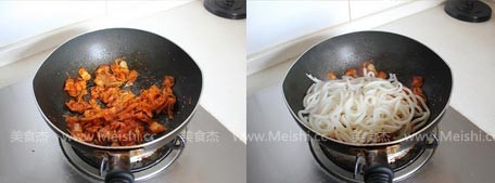 Fried Udon Noodles with Kimchi Meat recipe