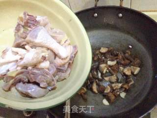 【two Mushrooms and Chicken Pot】-----fragrant and Fragrant Dishes recipe