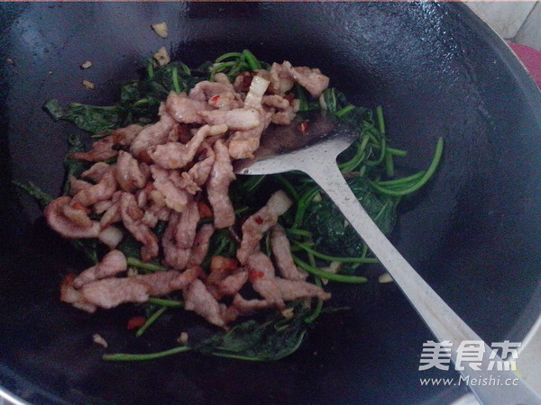 Stir-fried Lean Pork with Sweet Potato Leaves recipe