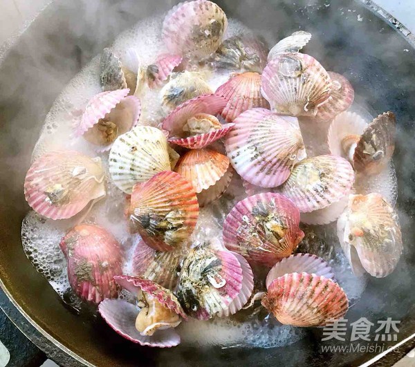 Scallops Mixed with Spinach recipe