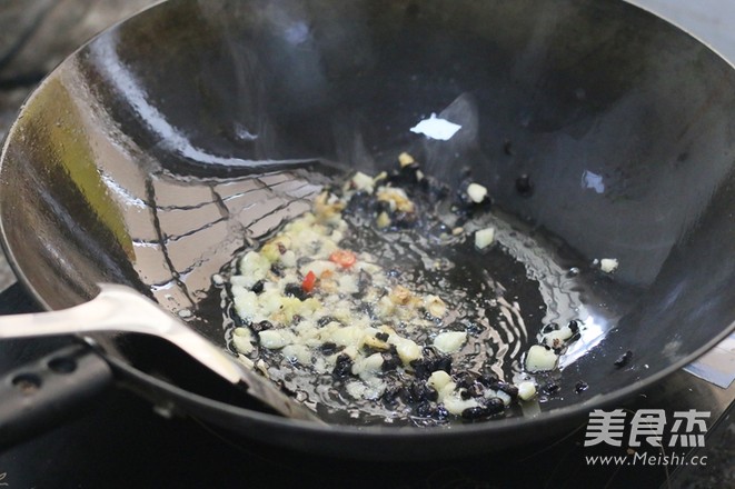 Stir-fried Escargot with Garlic and Tempeh recipe