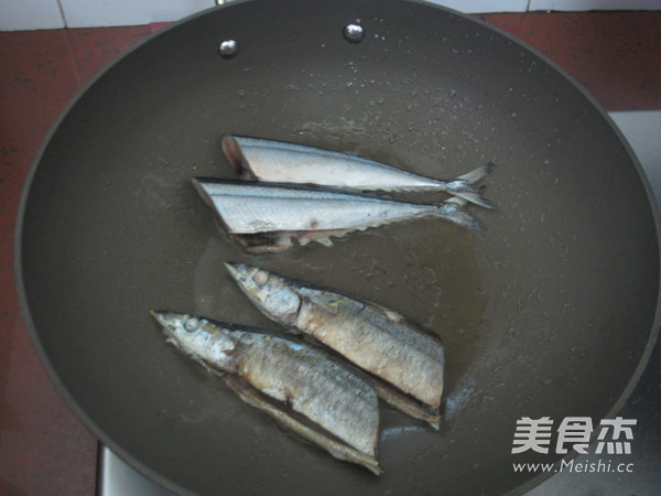 Stewed Saury with Onion and Shiitake Mushrooms recipe