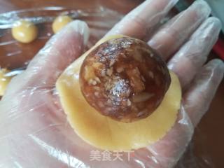 Cantonese-style Moon Cakes-moon Cakes with Lotus Seed Paste and Egg Yolk recipe