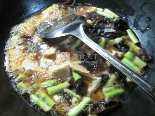 Barbecue Bran with Black Fungus Wild Bamboo Shoots recipe