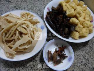 Braised Bamboo Shoots with Black Fungus and Small Oil Tofu recipe