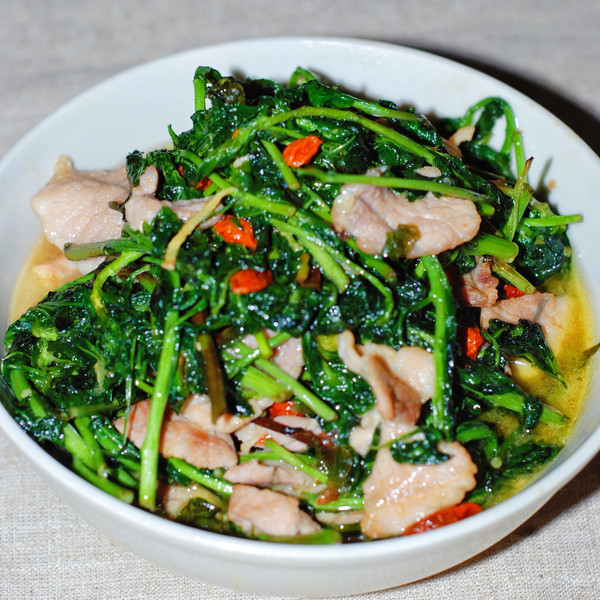 Stir-fried Pork with Wolfberry Sprouts recipe