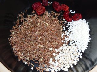 Nourishing Blood and Nourishing Beauty-red Rice and Coix Seed Porridge recipe