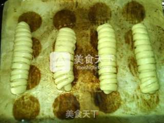 #aca烤明星大赛# Bean Paste Caterpillar Bread recipe