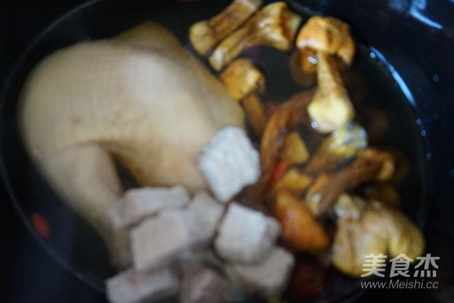 Qingming Matsutake Tender Chicken and Lean Meat Soup recipe