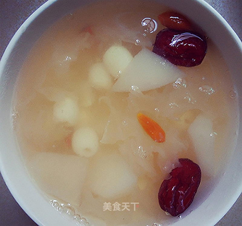 White Fungus, Snow Pear and Lotus Seed Soup recipe
