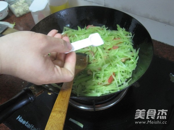 Stir-fried Shredded Lettuce with Small Sausage recipe