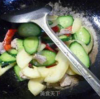 Stir-fried Ginseng Fruit with Lean Pork and Cucumber recipe