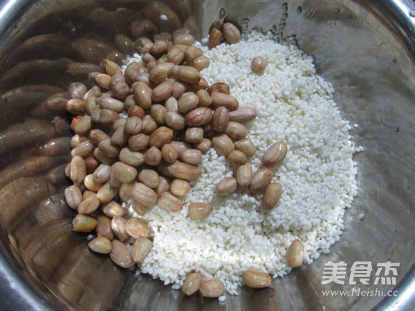 Glutinous Rice Dumplings with Peanuts and Raisins recipe