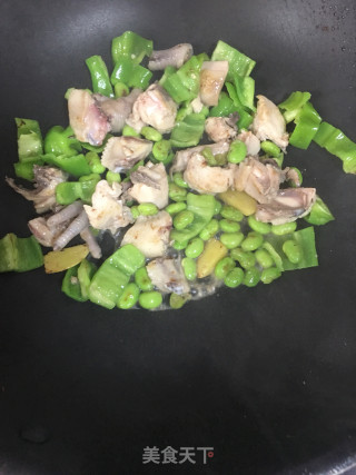 Stir-fried Chicken with Green Pepper and Edamame recipe