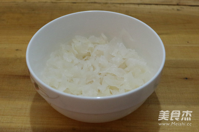 Xylitol, Peach Gum, Tremella and Saponin Rice Soup recipe