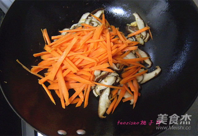 Stir-fried Mushrooms with Carrots recipe