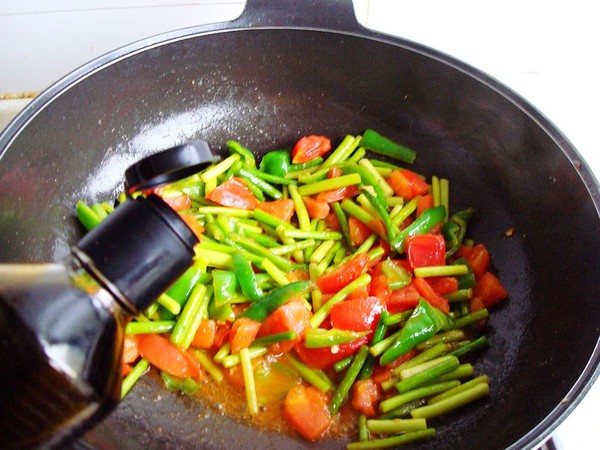 Garlic and Tomato Egg Noodles recipe