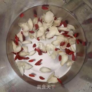 Black and White Fungus Lily Soup recipe
