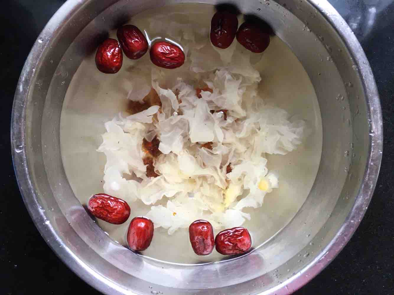 Peach Gum White Fungus Soup recipe