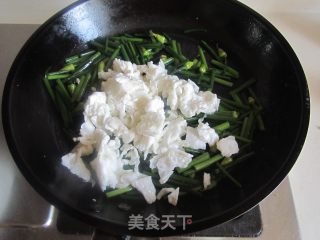 Stir-fried Chinese Chives with Salted Egg White recipe