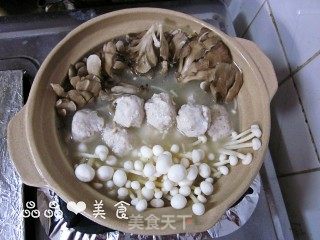 Warm Tonic Soup for Warm Body and Heart-fresh Mushroom and Chicken Sauce Pot recipe