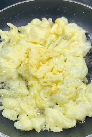 Sweet and Low-fat Delicious to Fly-scrambled Eggs with Cauliflower and Fungus recipe