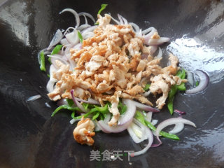 Stir-fried Shredded Chicken with Onions recipe