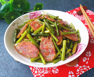 Stir-fried Sausage with Garlic Sprouts recipe