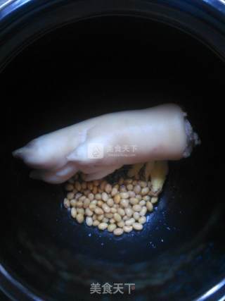 Peanut Soy Trotter Soup recipe