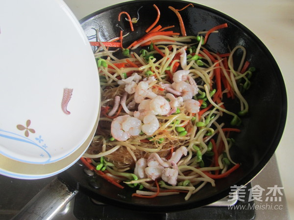 Stir-fried Rice Noodles with Seafood recipe