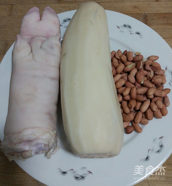 Stewed Pork Knuckles with Peanuts and Lotus Root recipe