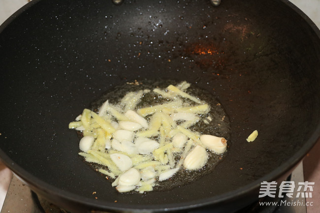 Stir-fried Twice-cooked Pork with Green Garlic Sprouts recipe