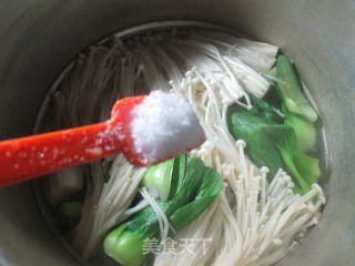 Green Vegetable and Enoki Mushroom Meat and Bone Soup recipe