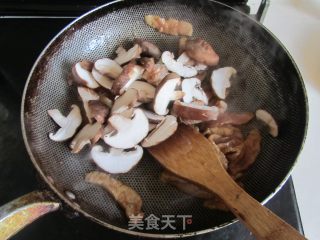 Stir-fried Rice Cake with Green Garlic and Pork recipe
