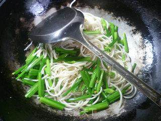 Fried Noodles with Chives and Egg recipe