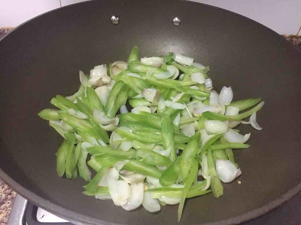 Stir-fried Cashew Nuts with Celery and Lily recipe