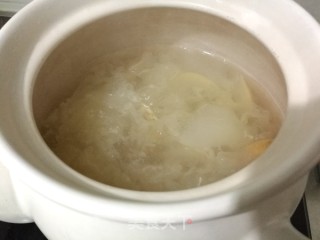 Sydney White Fungus and Wolfberry Beauty Soup recipe