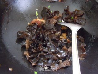 Good Food for Detoxification and Weight Loss---fried Black Fungus with Meat Residue recipe