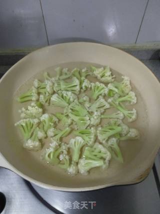 Stir-fried Cauliflower with Peas recipe