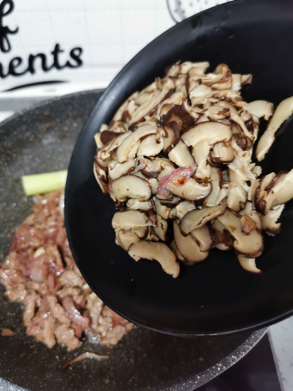 Mushroom Beef Sauce Noodles recipe