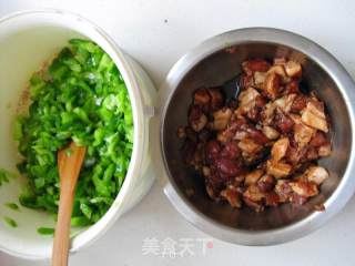 Diced Pork Buns with Purple Rice and Green Pepper recipe