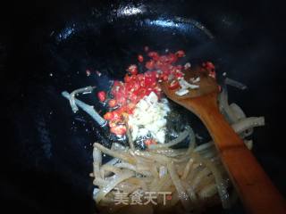 Stir-fried Pork Skin with Red Pepper recipe