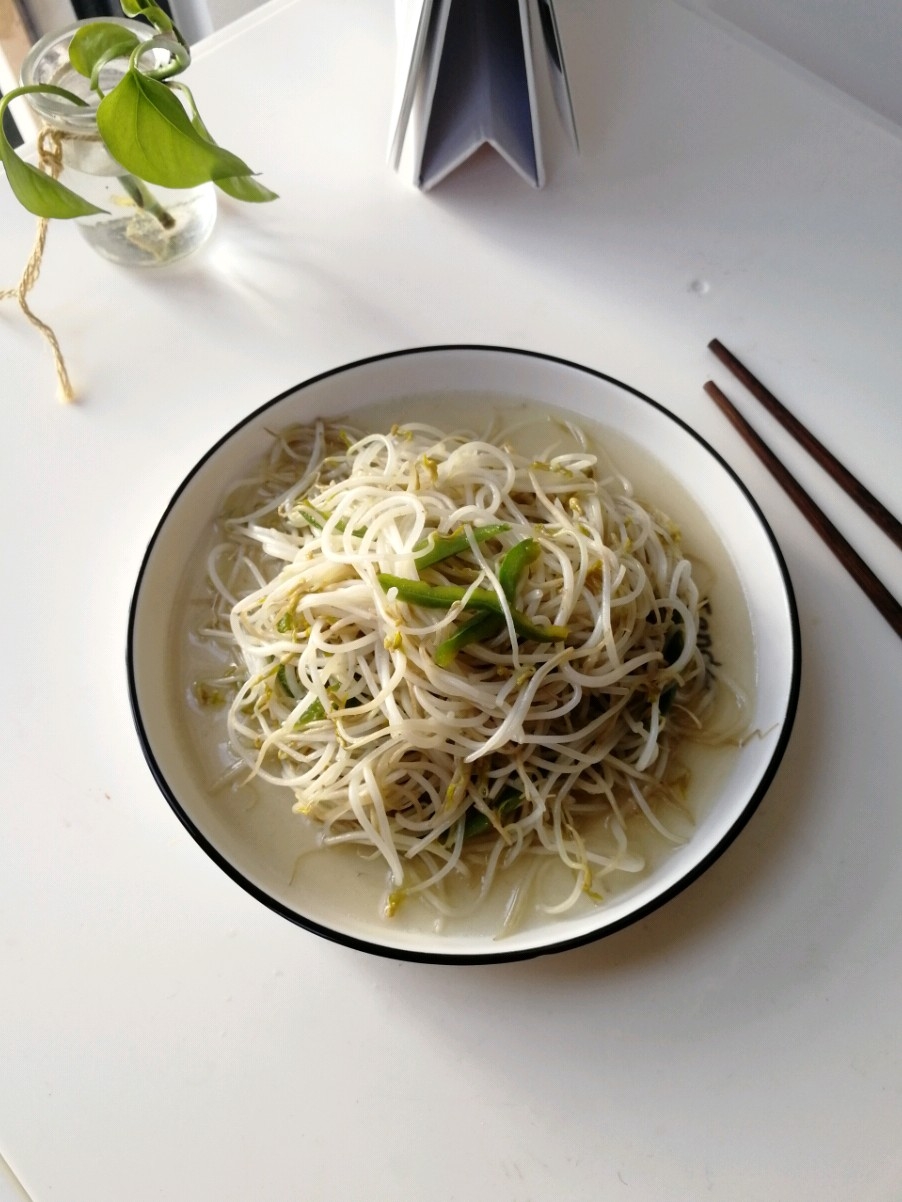 Stir-fried Mung Bean Sprouts with Shredded Green Pepper recipe